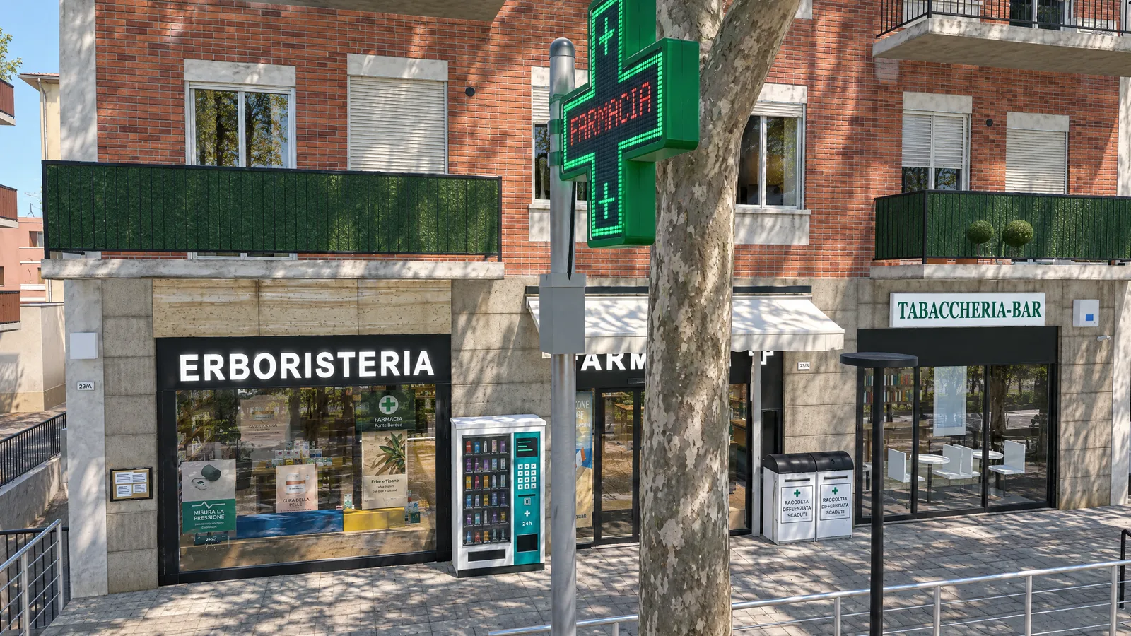 Ricostruzione 3D: la croce verde a LED sul palo davanti alla farmacia, su Strada Montanara.
